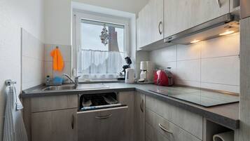 Fridge, microwave, stovetop, dishwasher