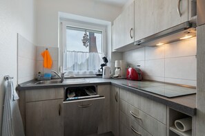 Fridge, microwave, stovetop, dishwasher - Apartment 'Förde-Traumblick 2' with Sea View, Balcony and Wi-Fi (Laboe)