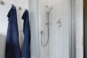 Douche, articles de toilette gratuits, sèche-cheveux
