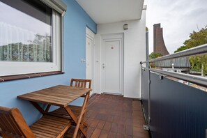Outdoor dining - Apartment 'Förde-Traumblick 2' with Sea View, Balcony and Wi-Fi (Laboe)