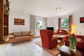 Televisie, een dvd-speler en een stereo