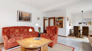 Een televisie, een dvd-speler en een stereo