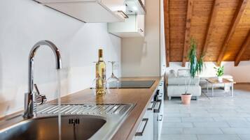 Een koelkast, een oven, een kookplaat, een vaatwasser