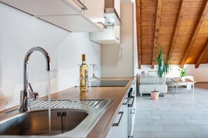 ثلاجة، فرن، موقد طهي مسطح، غسالة أطباق