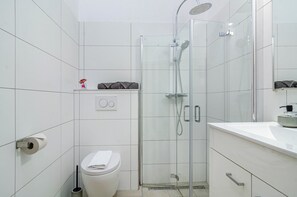 Dusche, Haartrockner, Handtücher