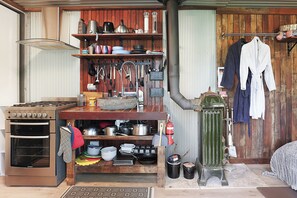 Refrigerador, horno, placa de cocina, cafetera/tetera