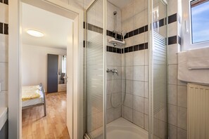 Ducha, secador de pelo y toallas