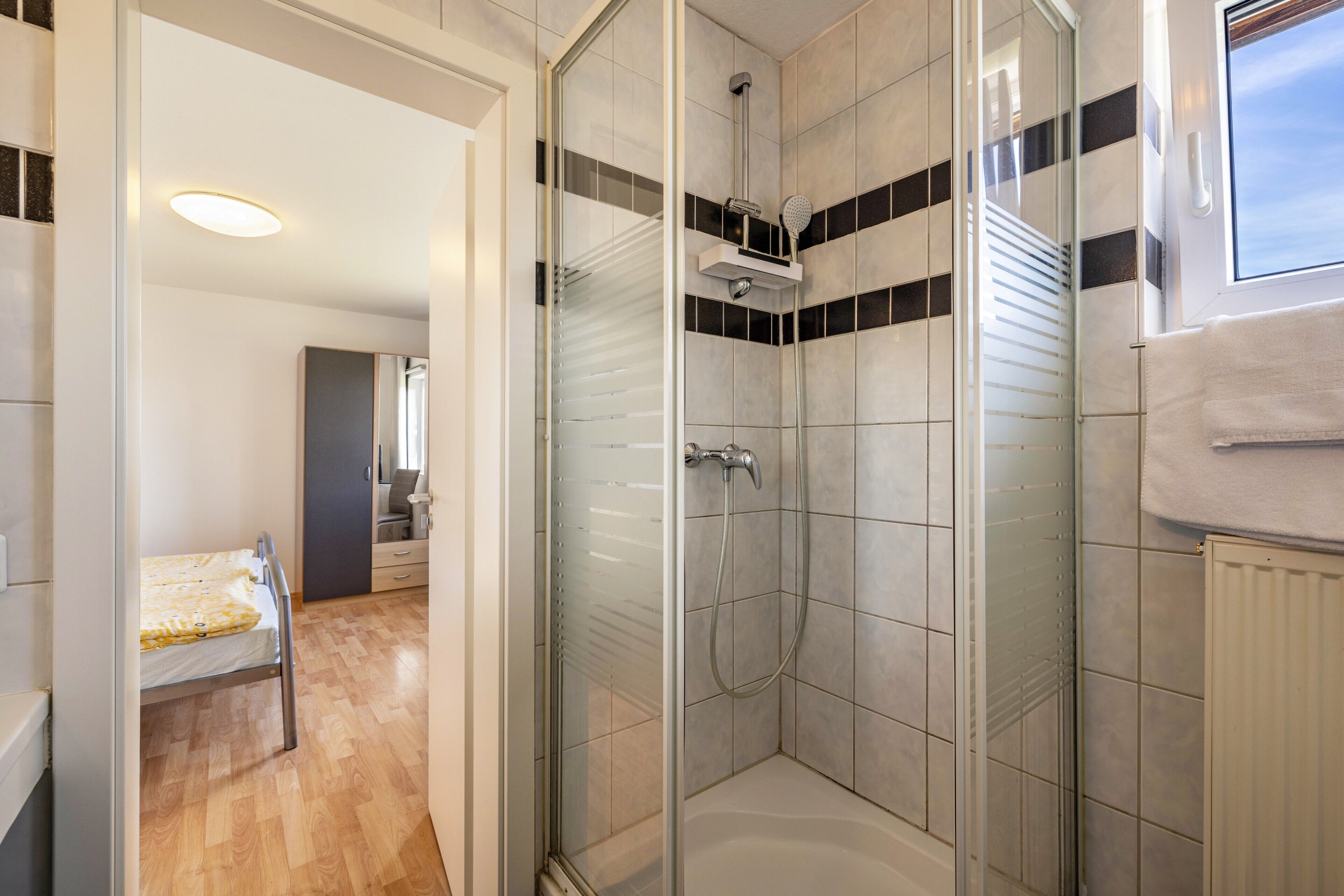 Dusche, Haartrockner, Handtücher