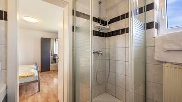 Dusche, Haartrockner, Handtücher