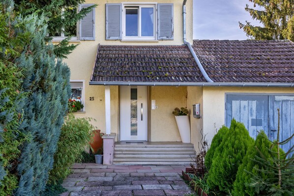 Exterior detail - Room 'Doppelzimmer 2' with Shared Garden and Wi-Fi (Tübingen)