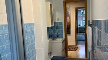 Dusche, Haartrockner, Handtücher