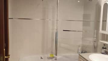 Asciugamani, sapone, carta igienica