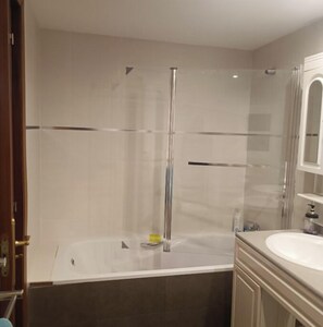 Toallas, jabón, papel de baño