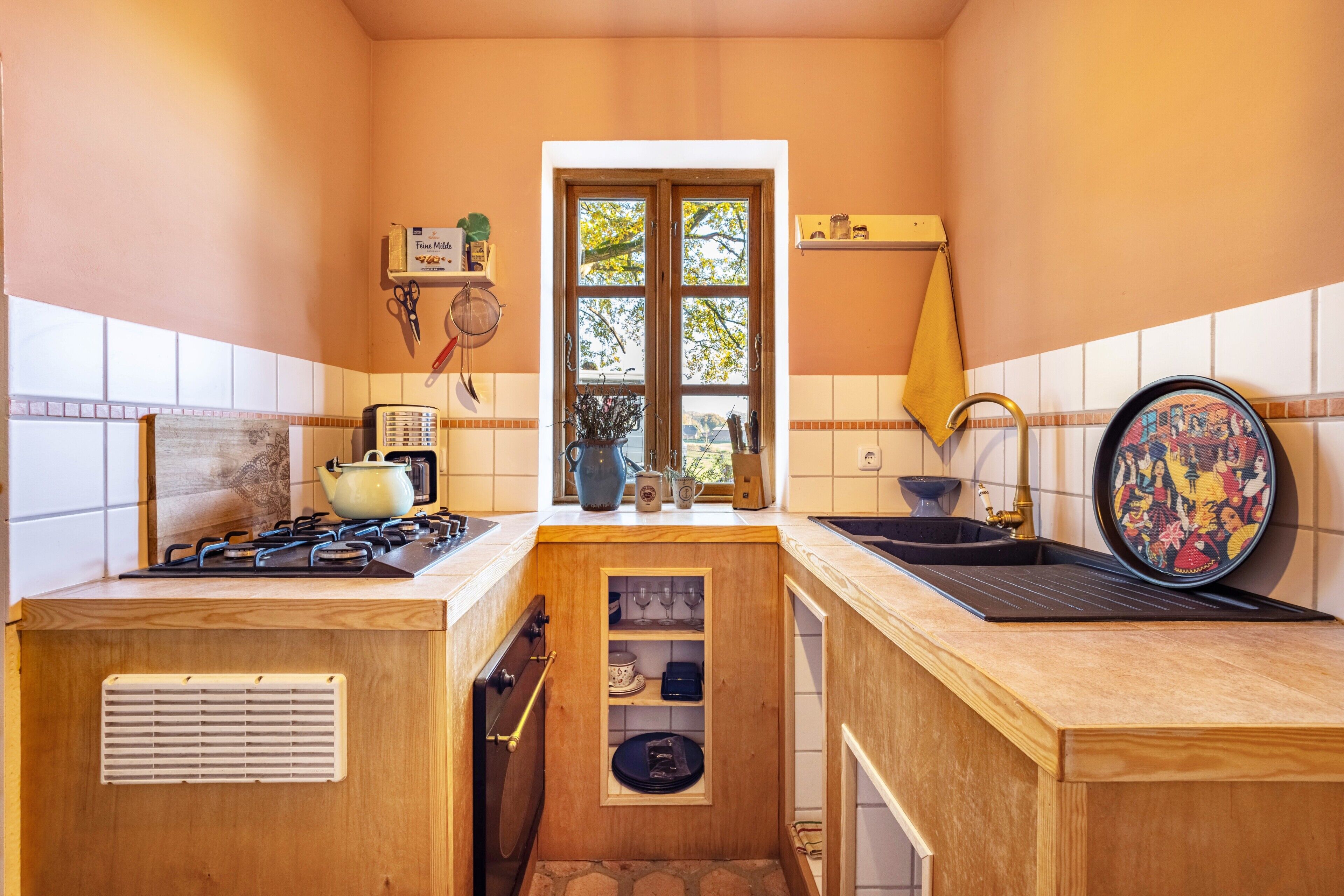 Kühlschrank, Ofen, Herdplatte, Wasserkocher mit Kaffee-/Teezubehör