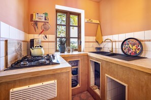 Refrigerador, horno, parrilla de estufa y cafetera y tetera 