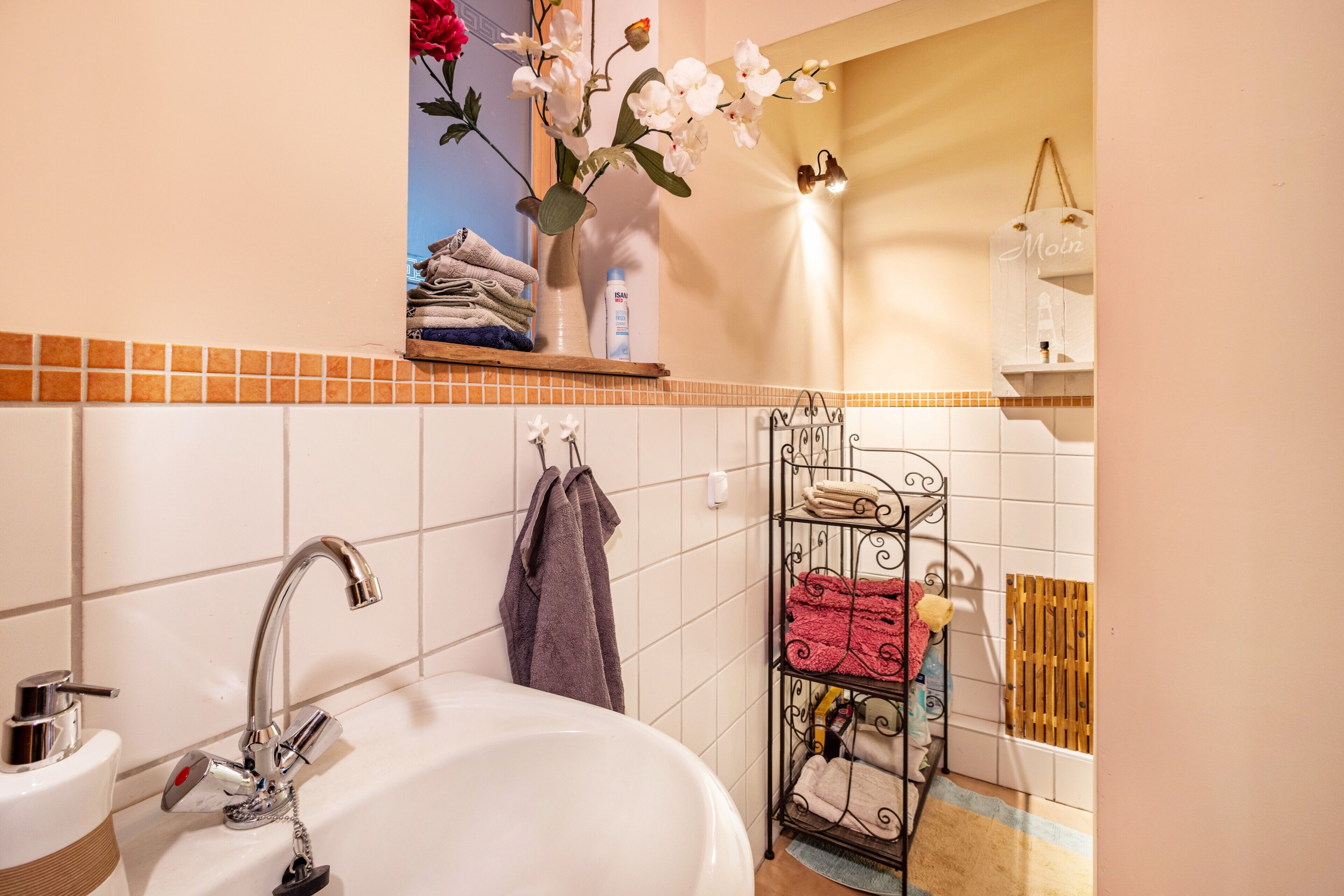 Douche, sèche-cheveux, serviettes fournies