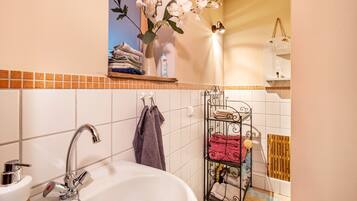 Douche, sĂšche-cheveux, serviettes fournies