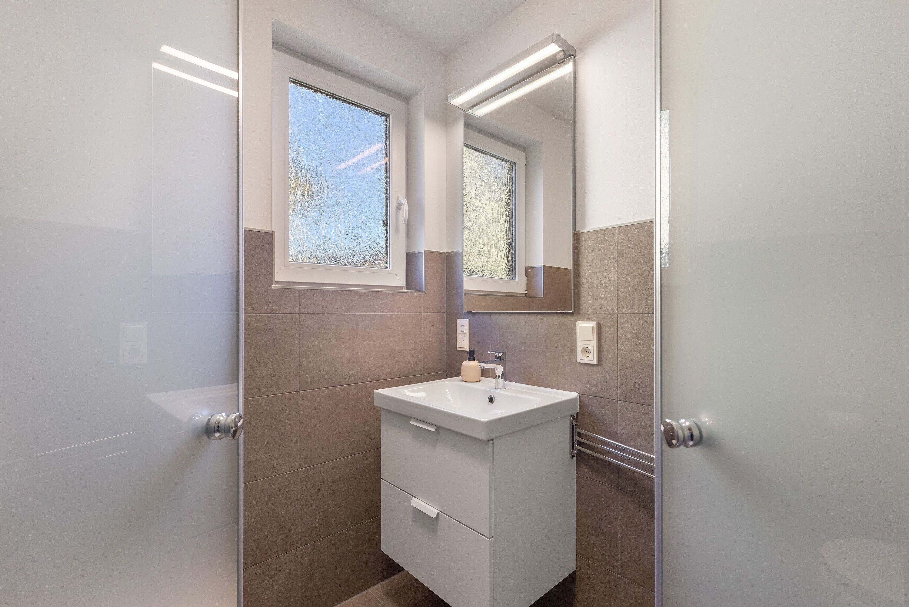 Een douche, een haardroger, handdoeken