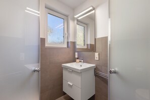 Suihku, hiustenkuivaaja, pyyhkeet