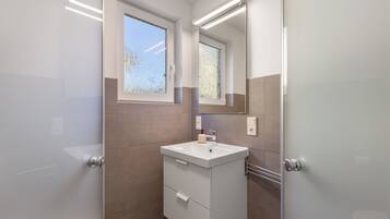 Dusche, Haartrockner, Handtücher