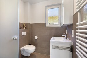 Suihku, hiustenkuivaaja, pyyhkeet