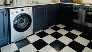 Private kitchen - 1 bedroom apartment in vibrant Sea Point, 300m from the Promenade! (Cape Town)