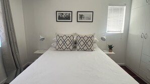 Room - 1 bedroom apartment in vibrant Sea Point, 300m from the Promenade! (Cape Town)