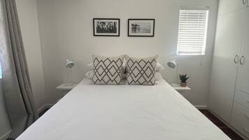 1 dormitorio, tabla de planchar con plancha, wifi y ropa de cama
