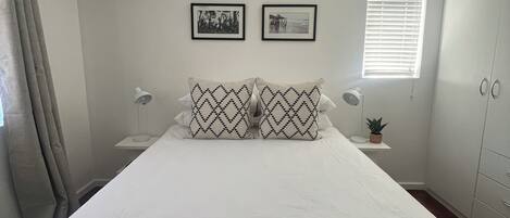 1 habitación, tabla de planchar con plancha, wifi y ropa de cama