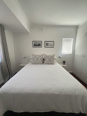 1 habitación, tabla de planchar con plancha, wifi y ropa de cama 