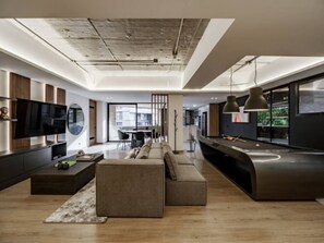 Apartament prèmium | Sala d'estar | Televisor LED de 45 polzades amb canals per cable 
