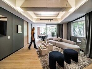 Executive Apartment | Living area | 45-inch LED TV with cable channels - Forever W&L Building (Medellín)