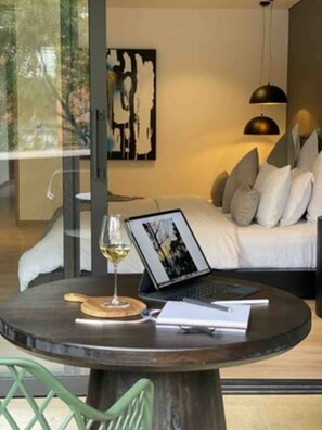 Apartament prèmium | Roba de llit hipoal·lergògena i caixa forta a l'habitació 