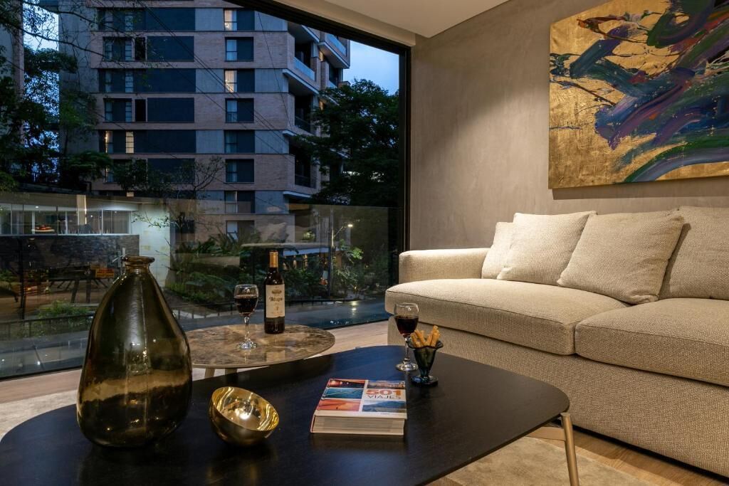 Departamento de diseñador | Área de sala de estar | Televisión LED de 45 pulgadas con canales por cable 