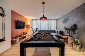 Apartamento Confort, 3 habitaciones | Zona de estar | Televisión LED de 45 pulgadas con canales por cable