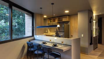 Refrigerador, microondas, utensilios de cocina, mesa de comedor