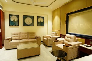 Habitación de lujo | Zona de estar | Una televisión