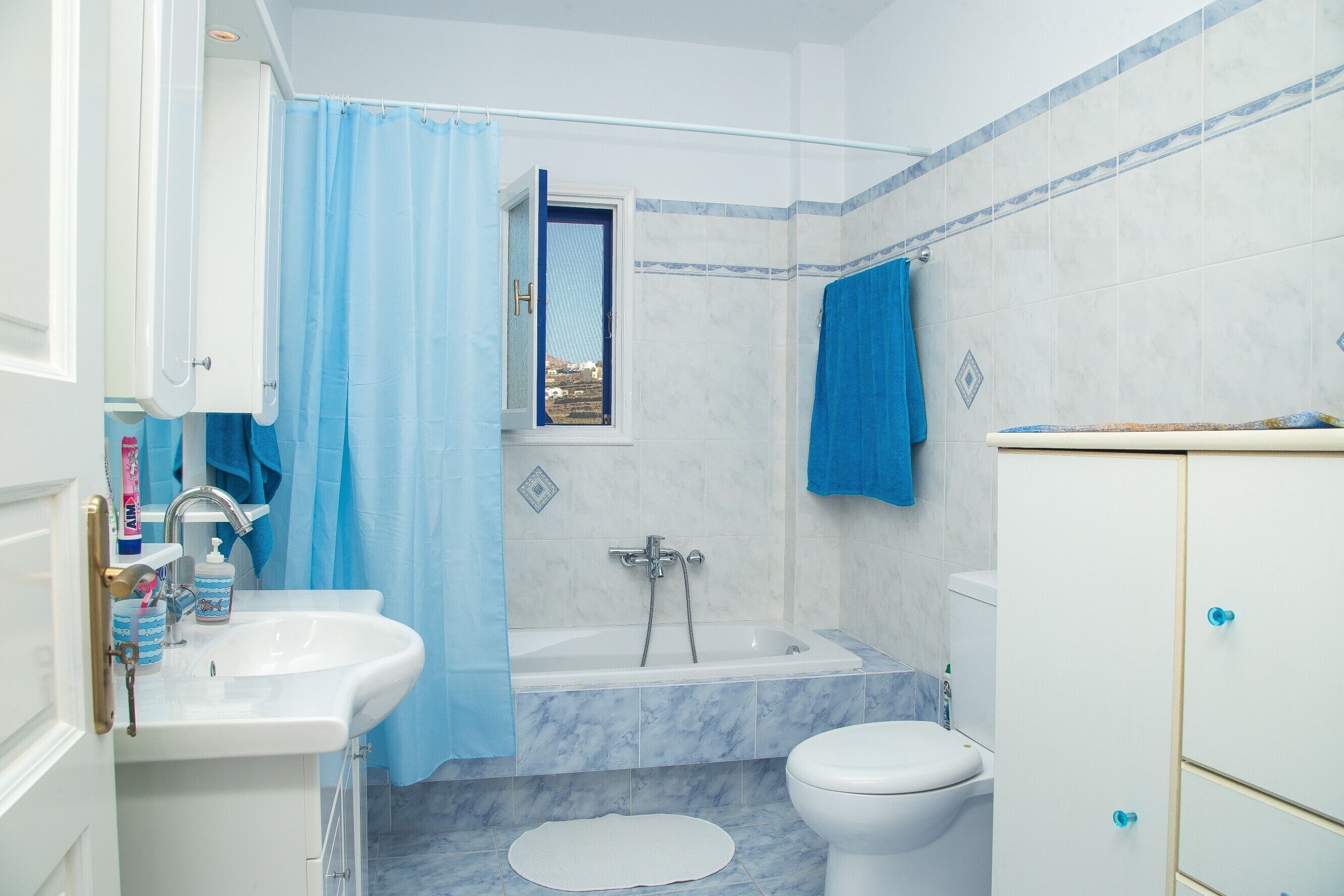 Une salle de bain avec une baignoire, des toilettes et un lavabo.