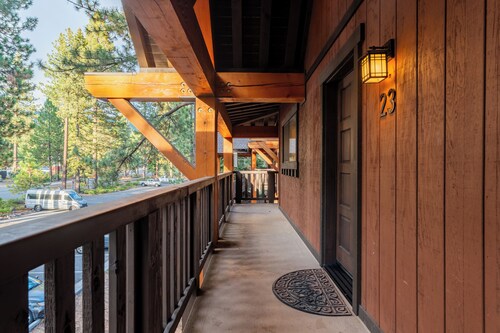 Walk to Lake, Dining+Shops | 5mins to Ski Resort | Incline Paradise by AvantStay