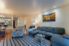 Smart TV, fireplace - Walk to Lake, Dining+Shops | 5mins to Ski Resort | Incline Paradise by AvantStay (Incline Village)