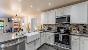 Fridge, microwave, stovetop, dishwasher