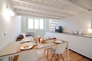 Loft Lune de Miel, 1 lit double et 1 canapé-lit, cuisine | Coin séjour | Télévision