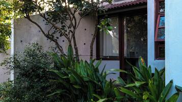 Standard-Doppelzimmer zur Einzelnutzung, Gartenblick | Terrasse/Patio