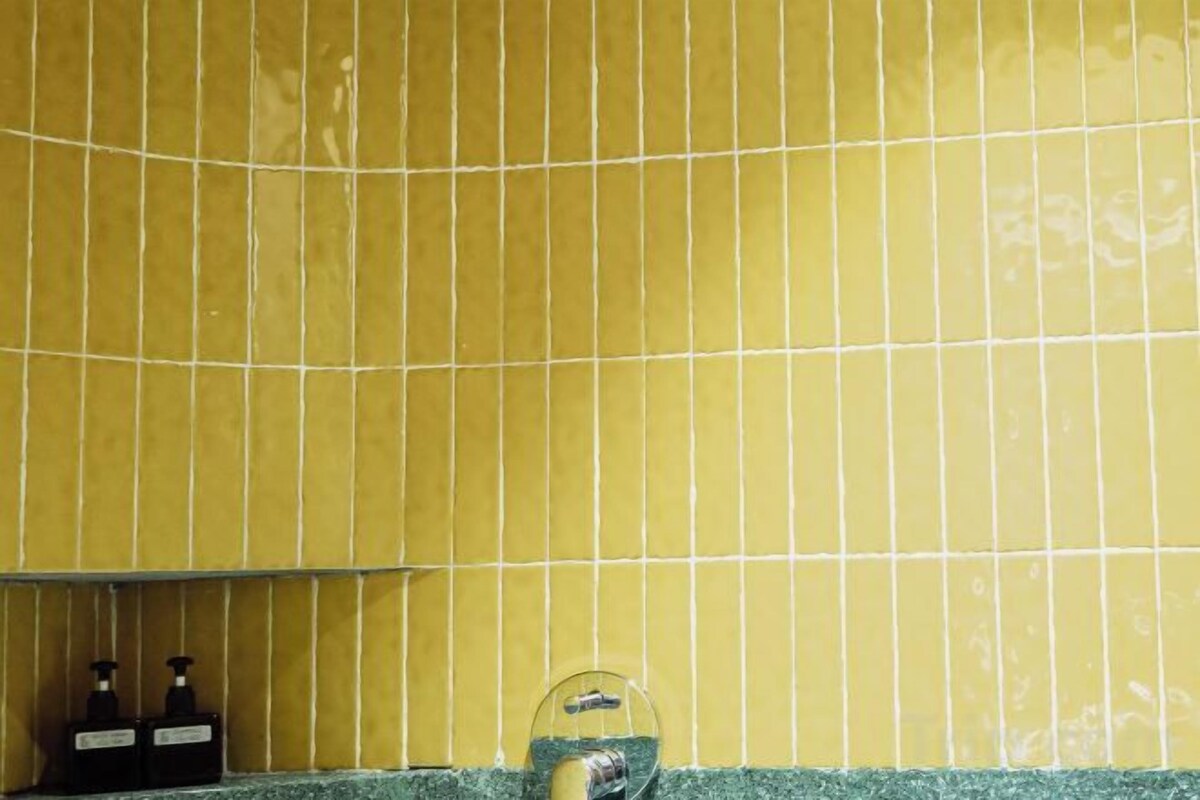 Ducha, artículos de tocador gratuitos, secador de pelo, pantuflas