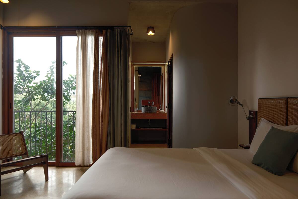 Deluxe Double Room Single Use, 1 King Bed, Private Bathroom, Garden View | WiFi (free), bed sheets