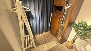 コンフォート コンドミニアム | 1 室のベッドルーム、遮光カーテン、WiFi (無料)、ベッドシーツ