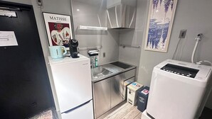 コンフォート コンドミニアム | 専用キッチン | 冷蔵庫、コンロ、電気ポット、調理器具と食器