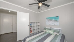 Escritorio, wifi y ropa de cama 