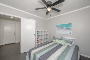 Desk, WiFi, bed sheets