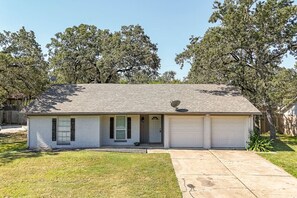 Exterior - Berkeley Breakaway 3 mi to Kyle (College Station)